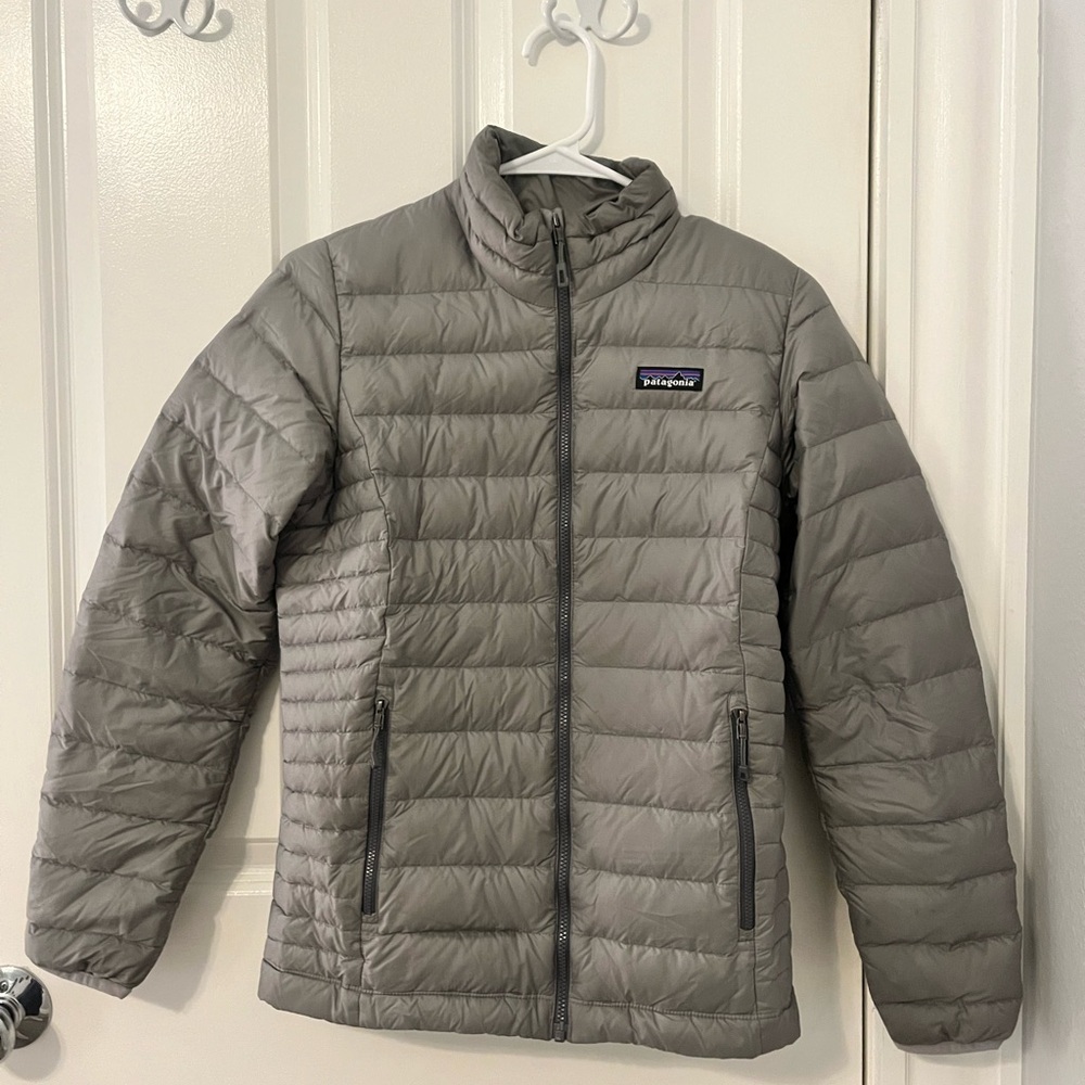 Patagonia grey women’s puffer jacket size XS